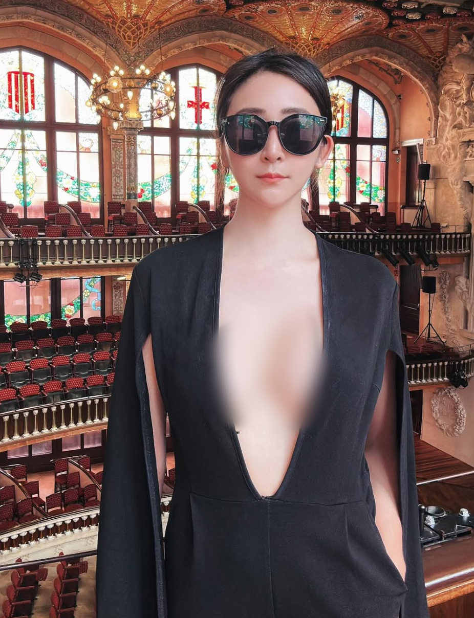 Hình ảnh quyến rũ của cô nàng trong trang phục táo bạo.