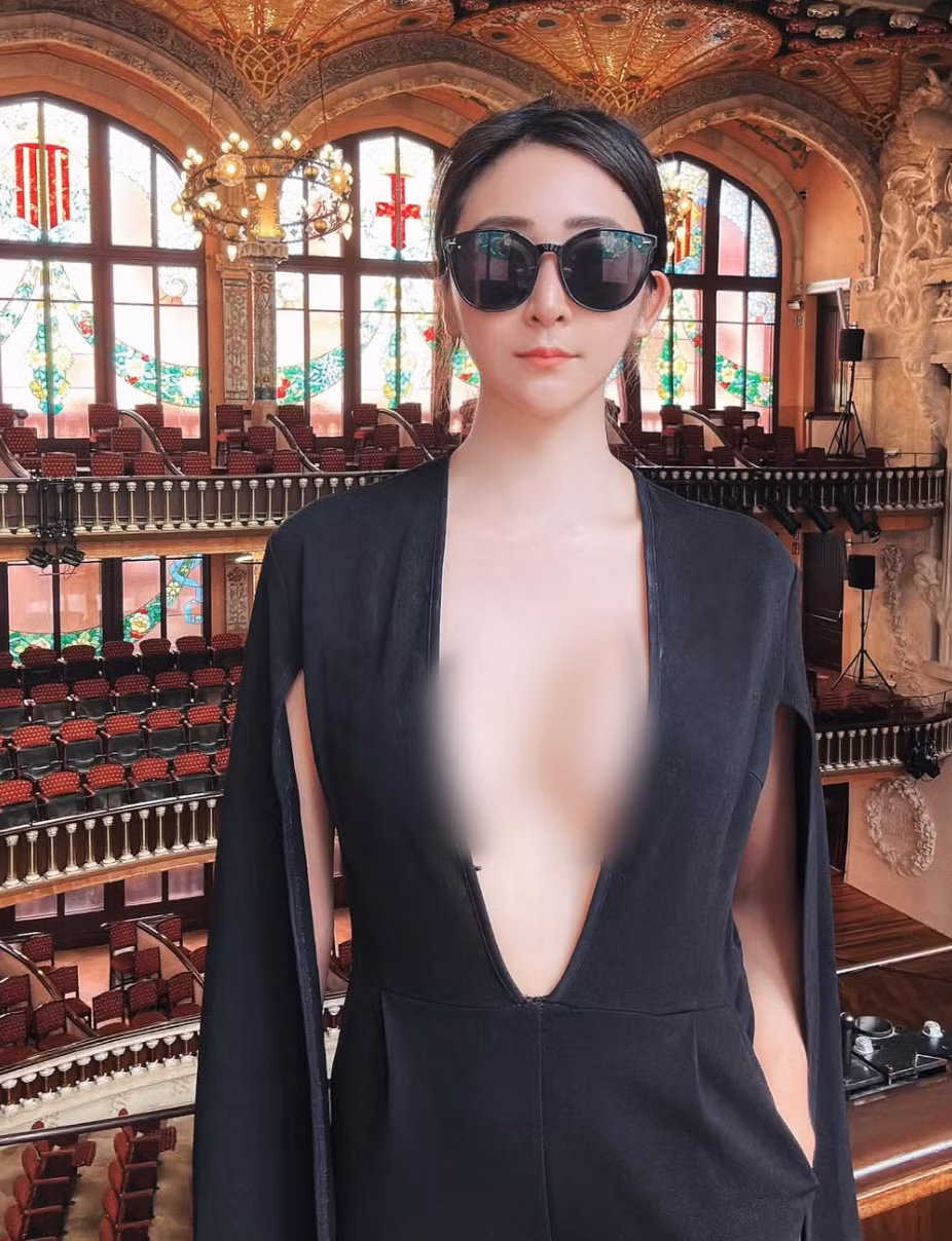 Hình ảnh quyến rũ của cô nàng trong trang phục táo bạo.