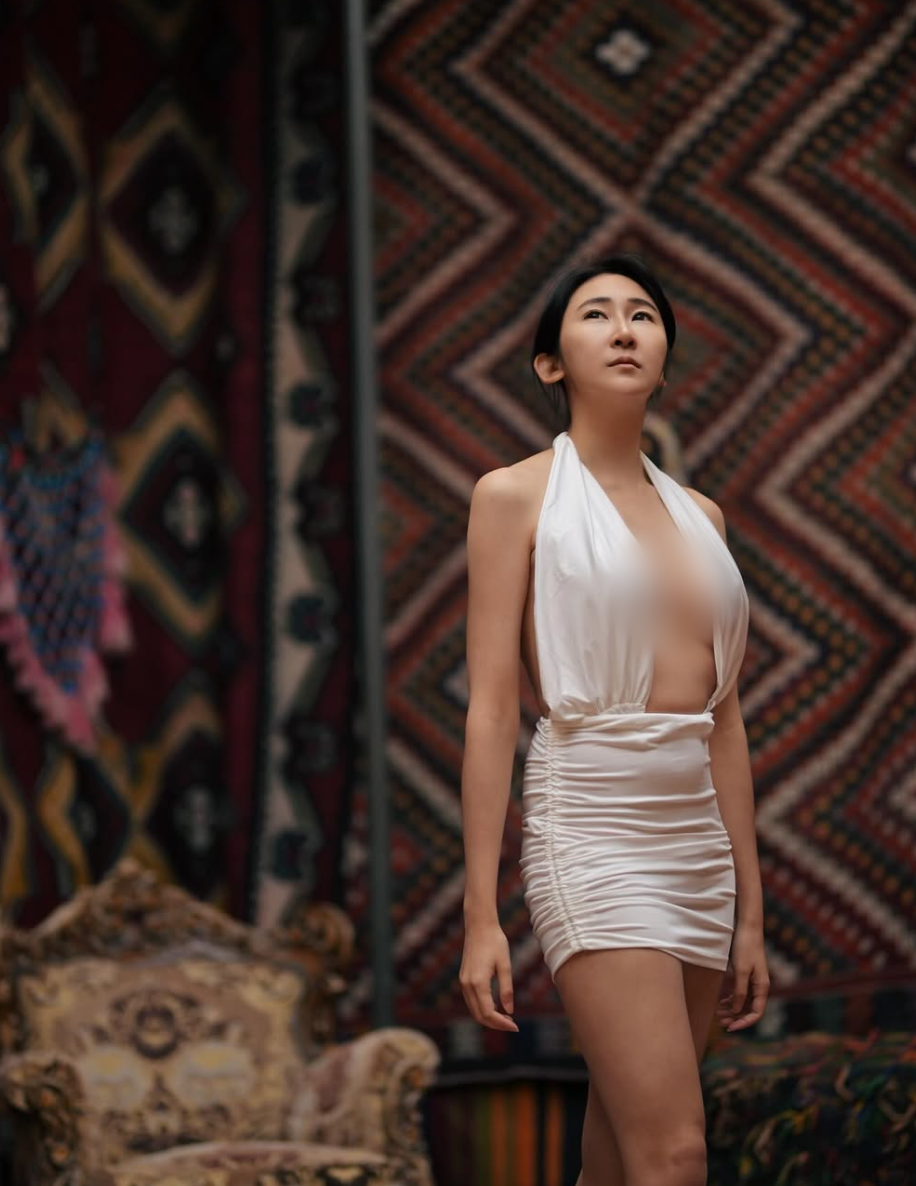 Cô tự tin thả dáng trong những bộ cánh ôm sát, tôn lên đường cong quyến rũ.