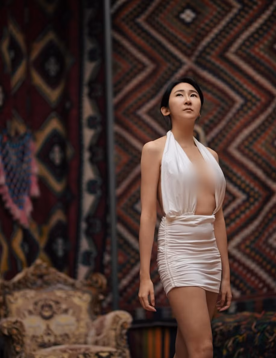 Cô tự tin thả dáng trong những bộ cánh ôm sát, tôn lên đường cong quyến rũ.