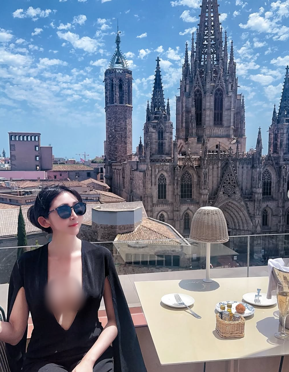 Esther Cheng được biết đến là người mẫu Đài Loan, trở thành tâm điểm chú ý của cộng đồng mạng với phong cách thời trang gợi cảm táo bạo.