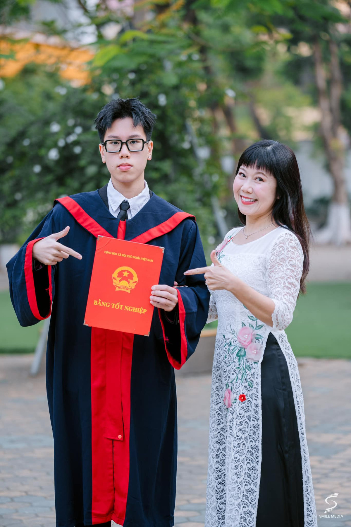 Nghệ sĩ Hương Tươi chụp ảnh cùng con trai. Ảnh: FB Trần Thu Hương