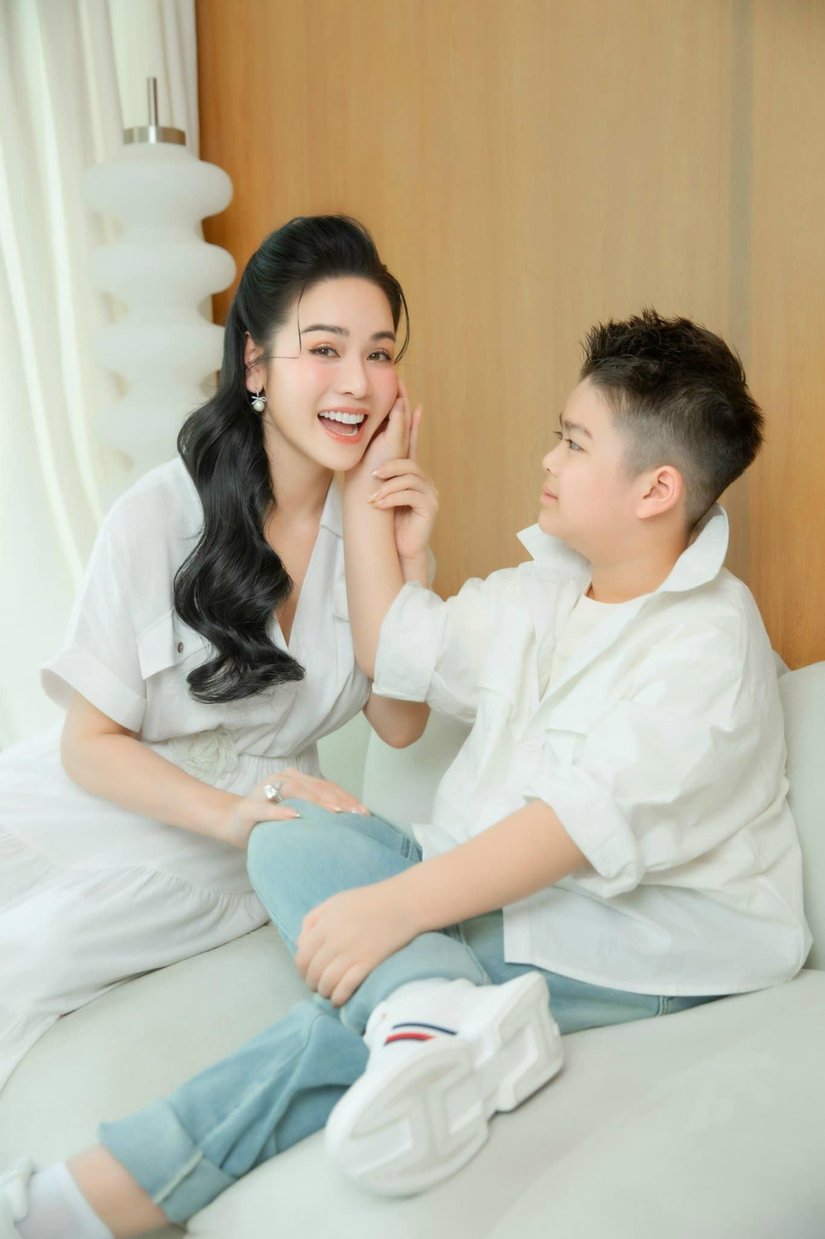 "Con trai Bửu Long của mẹ luôn là điều tuyệt vời và là niềm tự hào của mẹ! Mẹ yêu con và em Julia nhiều lắm!", Nhật Kim Anh gửi lời yêu thương tới quý tử và nhóc tỳ trong bụng. Ảnh: FB Nhật Kim Anh