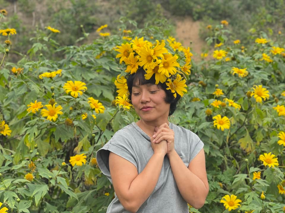 Ca sĩ Thái Thuỳ Linh hoà mình với thiên nhiên, cỏ cây, hoa lá. Ảnh: FB Thái Thùy Linh