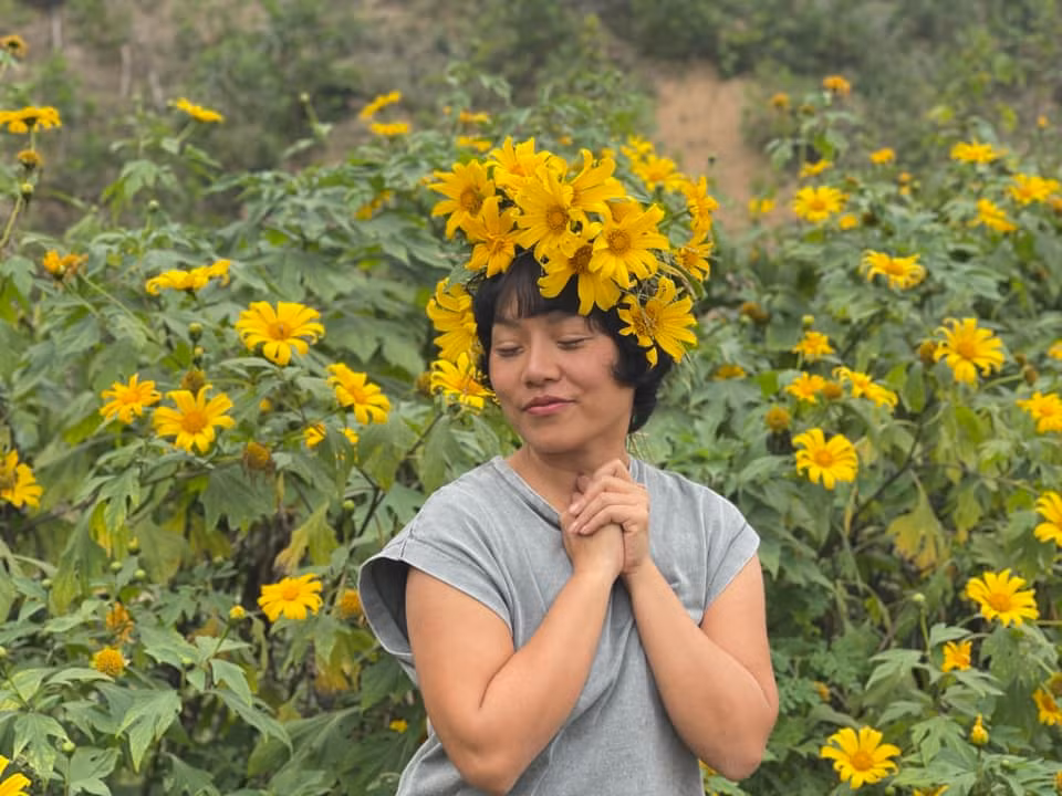 Ca sĩ Thái Thuỳ Linh hoà mình với thiên nhiên, cỏ cây, hoa lá. Ảnh: FB Thái Thùy Linh