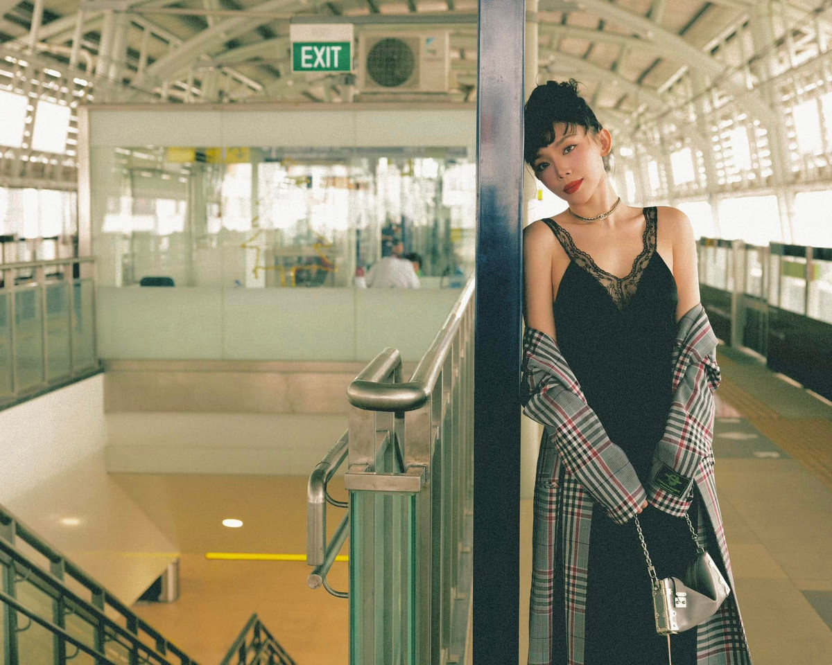 Ca sĩ Tóc Tiên gợi cảm ở ga tàu. Ảnh: FB Tóc Tiên