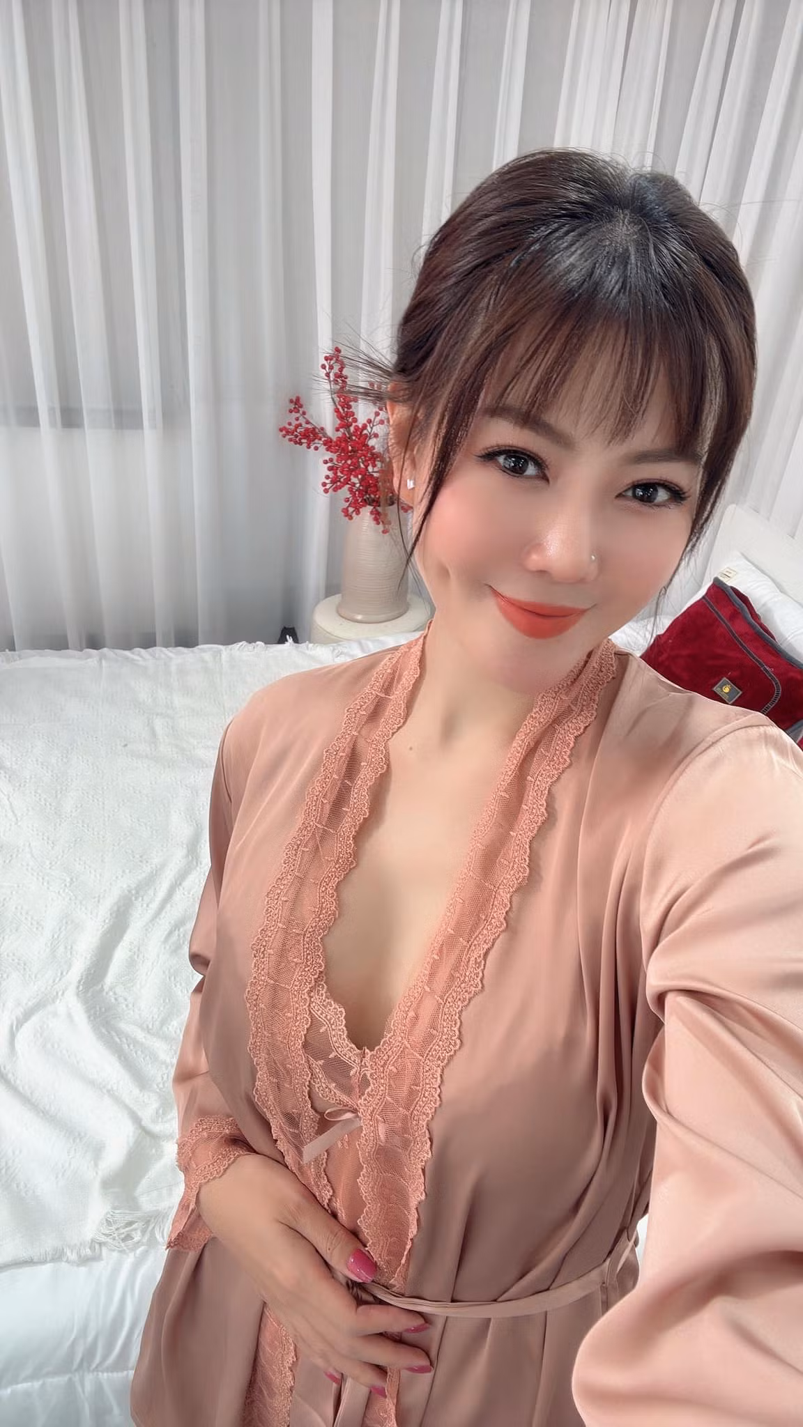 Diễn viên Thanh Hương phô diễn đường nét cơ thể với bộ đồ ngủ gợi cảm. Ảnh: FB Nguyễn Thanh Hương