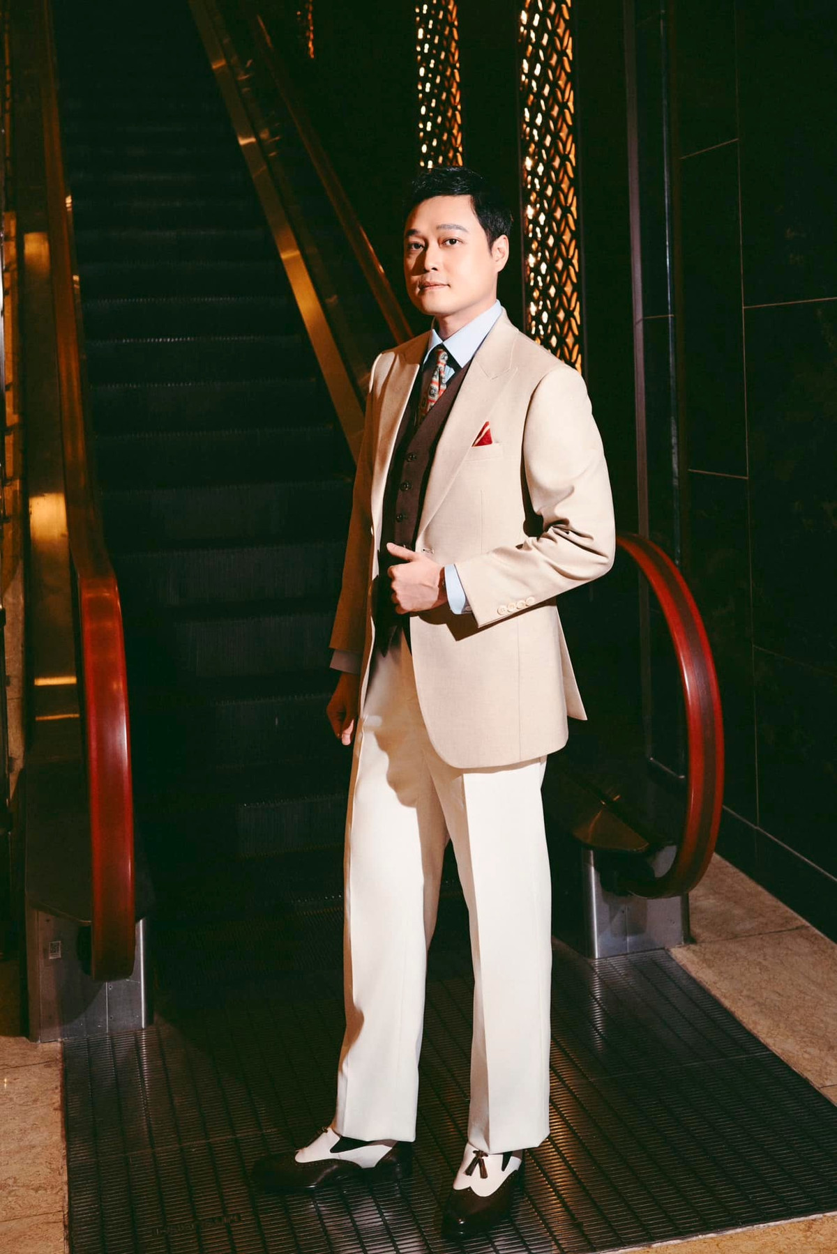 Ca sĩ Quang Vinh diện trang phục lịch lãm. Ảnh: FB Quang Vinh