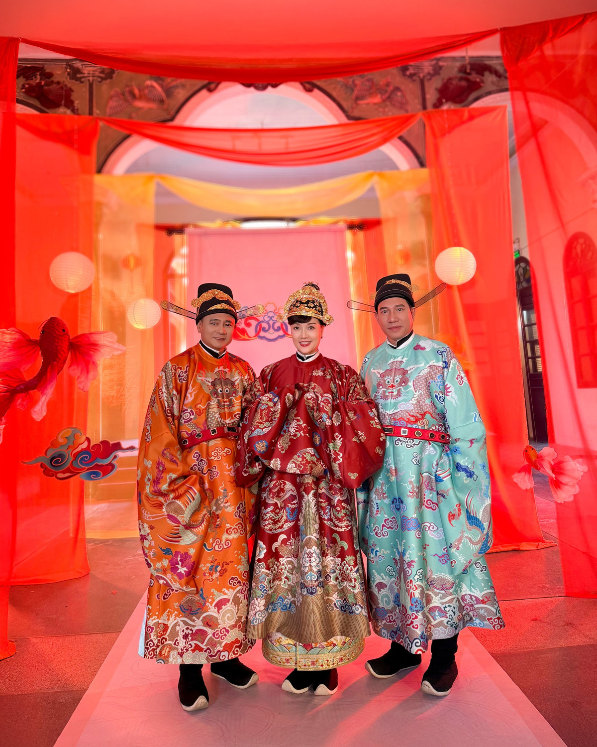 Vân Dung chia sẻ khoảnh khắc hậu trường Táo quân, nữ nghệ sĩ chụp ảnh cùng Tự Long và Quang Thắng. Ảnh: FB Vân Dung