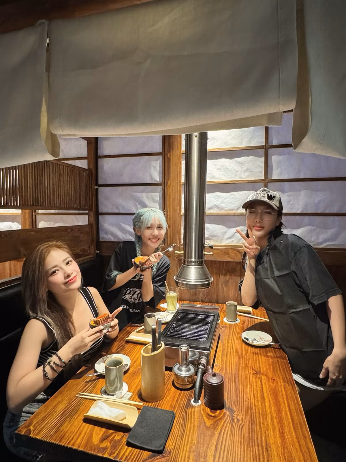 Dương Hoàng Yến đi ăn chung với Diệu Nhi và Hậu Hoàng. Ảnh: FB Dương Hoàng Yến