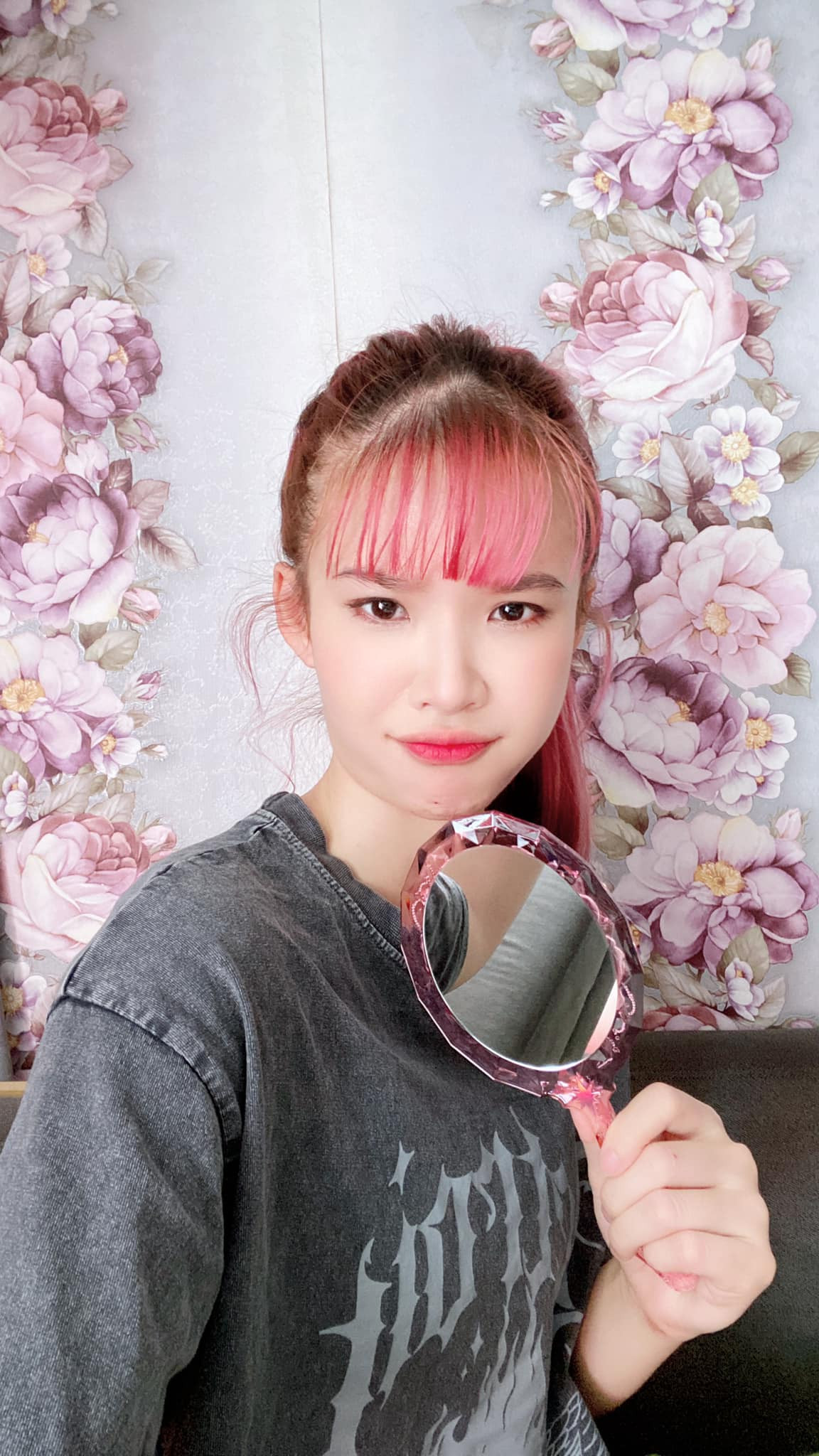 Giữa năm 2023, Khởi My tham gia The Masked Singer Vietnam - Ca sĩ mặt nạ với mascot Cừu Bông. Lần đầu tiên sau nhiều năm vắng bóng, nữ ca sĩ xuất hiện trên chương trình lớn nên rất được chú ý. Từ đó đến nay, Khởi My cũng biểu diễn ở một số sự kiện, đêm nhạc phòng trà. Ảnh: FB Trần Khởi My