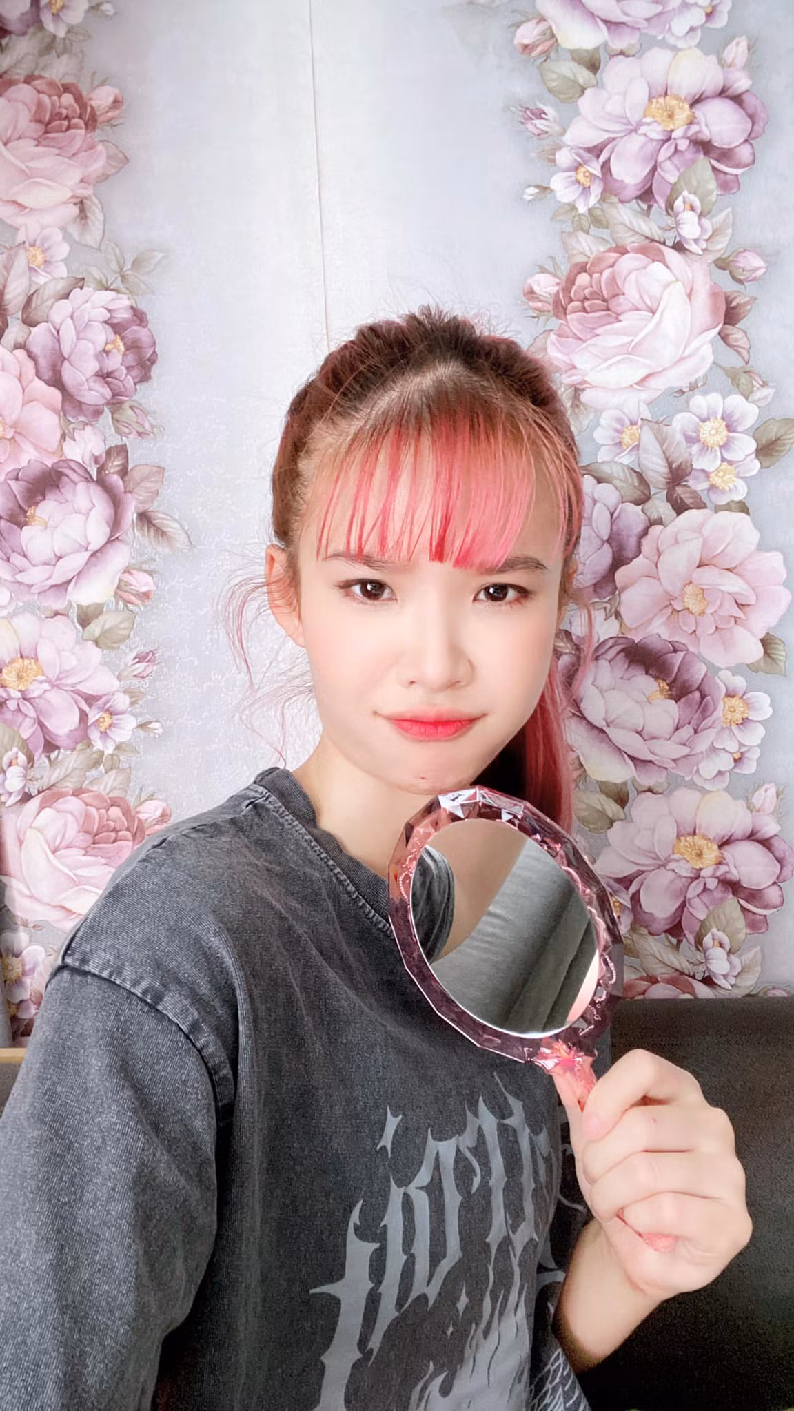 Giữa năm 2023, Khởi My tham gia The Masked Singer Vietnam - Ca sĩ mặt nạ với mascot Cừu Bông. Lần đầu tiên sau nhiều năm vắng bóng, nữ ca sĩ xuất hiện trên chương trình lớn nên rất được chú ý. Từ đó đến nay, Khởi My cũng biểu diễn ở một số sự kiện, đêm nhạc phòng trà. Ảnh: FB Trần Khởi My