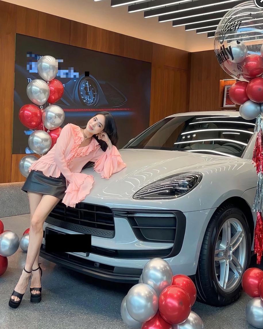 Tháng 8/2023, vợ chồng ca nương Kiều Anh khiến khán giả trầm trồ khi "tậu" thêm một chiếc Porsche thứ 2 trong vòng 1 năm. Ảnh: FB Nguyen Kieu Anh