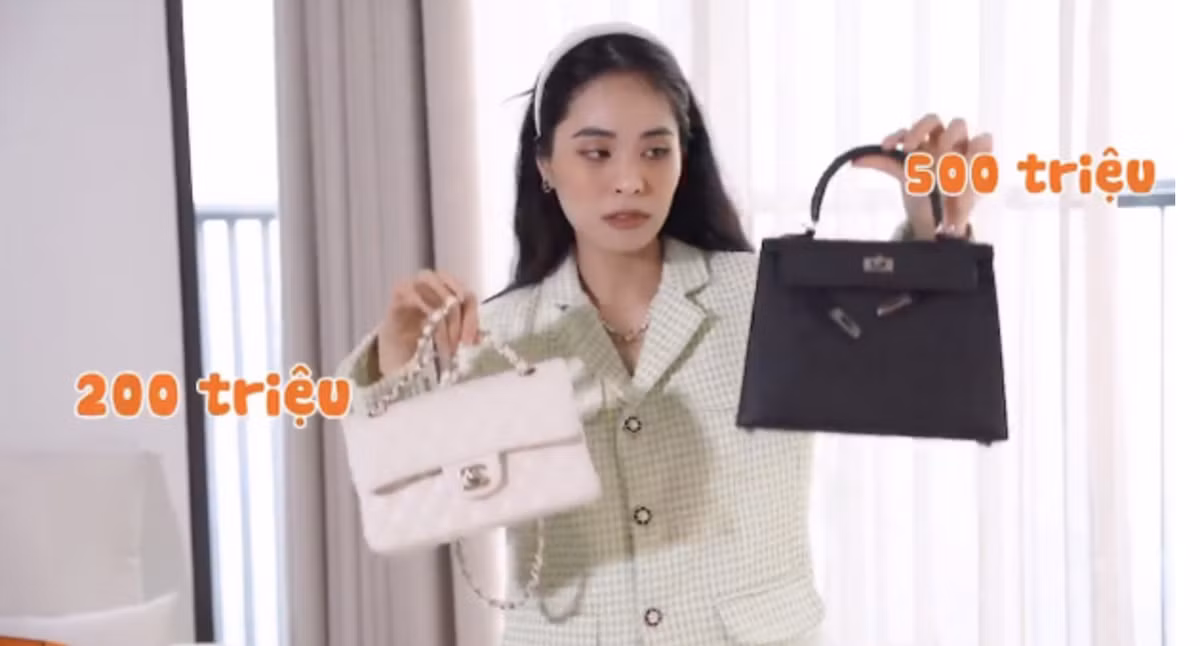 Đầu năm 2022, cô đăng tải clip đập hộp 2 chiếc túi có tổng giá trị khoảng 700 triệu đồng là Chanel Classic Flap (200 triệu dồng) và Hermes Kelly 28 (500 triệu đồng). Ảnh chụp màn hình
