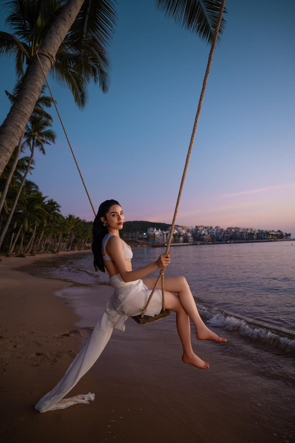 Hoa hậu Kỳ Duyên đón hoàng hôn lãng mạn trên biển. Ảnh: FB Hoa hậu Nguyễn Cao Kỳ Duyên