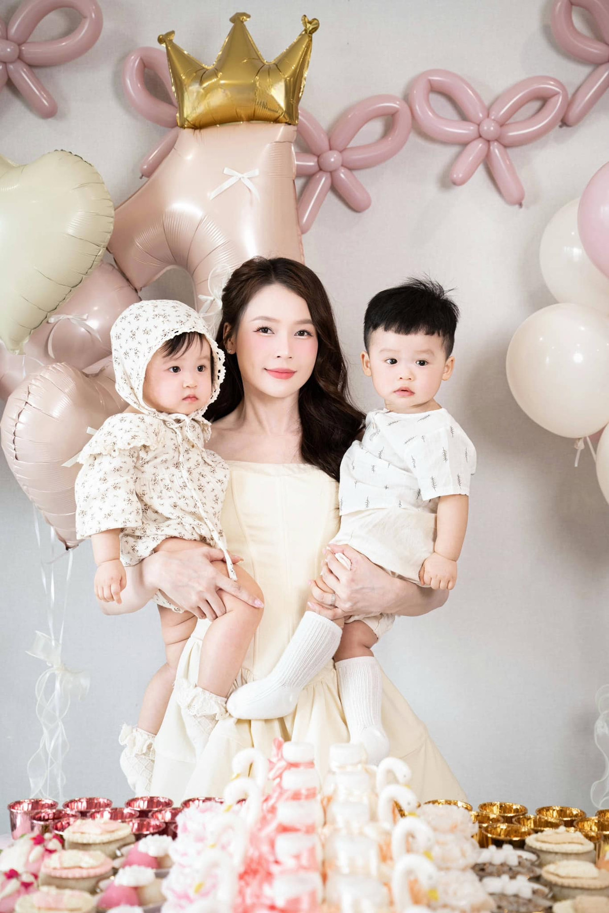 Sam tổ chức sinh nhật 1 tuổi cho hai con song sinh. Ảnh: FB Sam