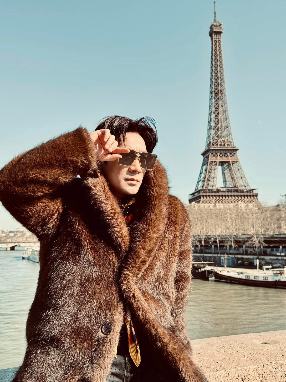 Ca sĩ Quang Hà thăm thú nước Pháp. Ảnh: FB Quang Hà