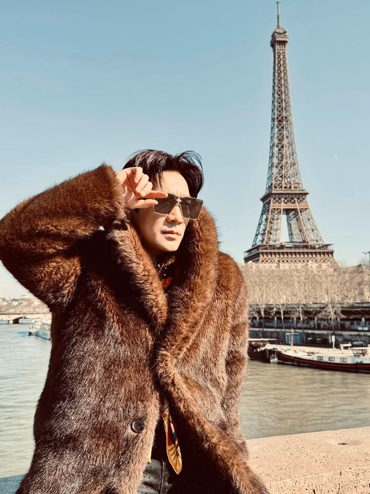 Ca sĩ Quang Hà thăm thú nước Pháp. Ảnh: FB Quang Hà