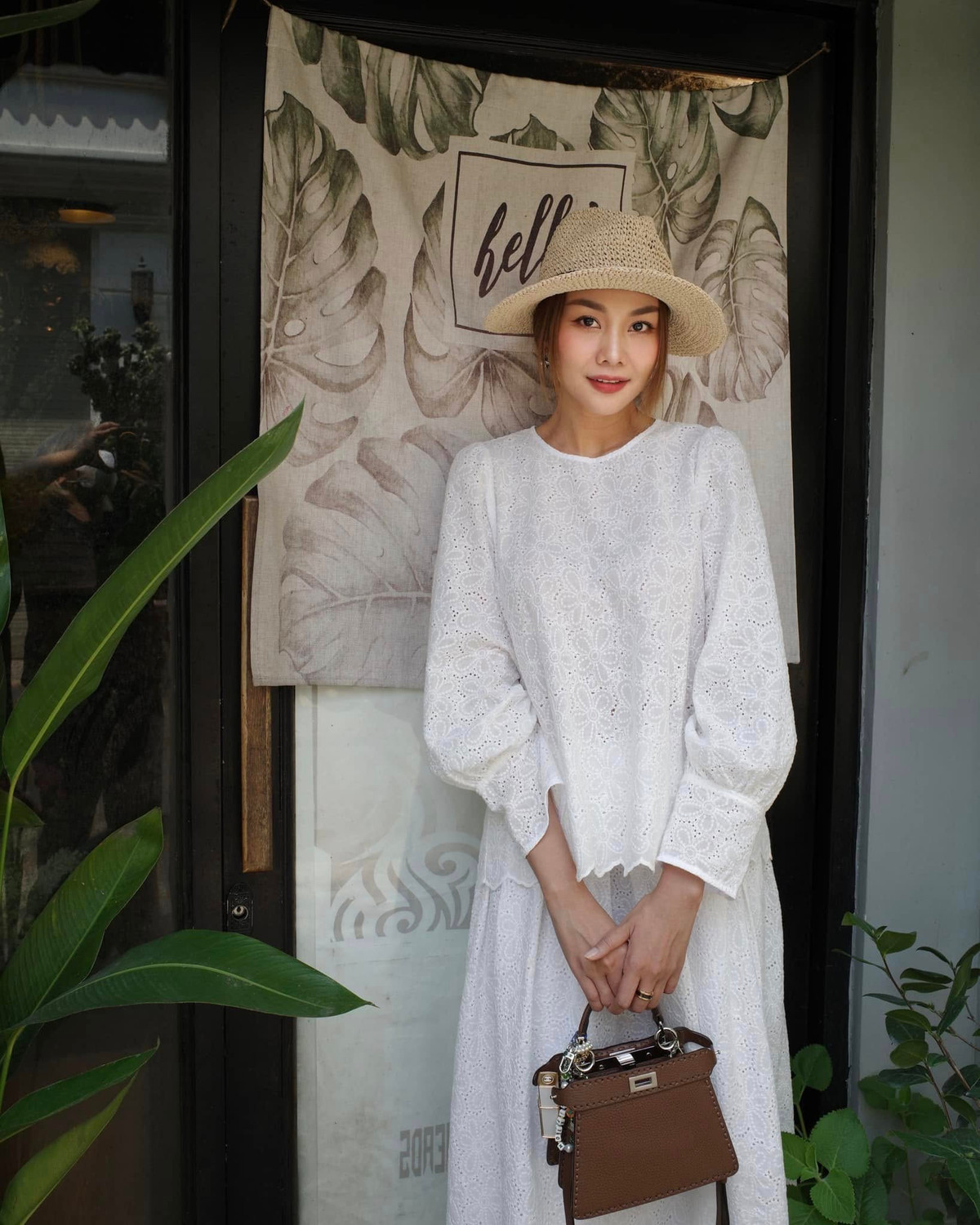 Thanh Hằng thảnh thơi dạo phố. Ảnh: FB Thanh Hằng