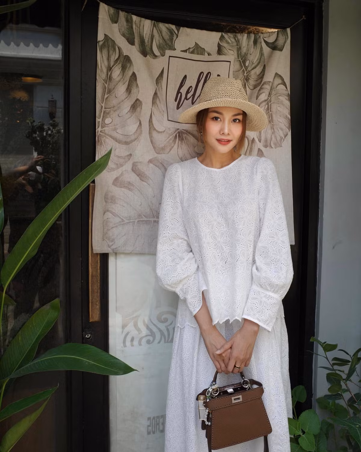 Thanh Hằng thảnh thơi dạo phố. Ảnh: FB Thanh Hằng