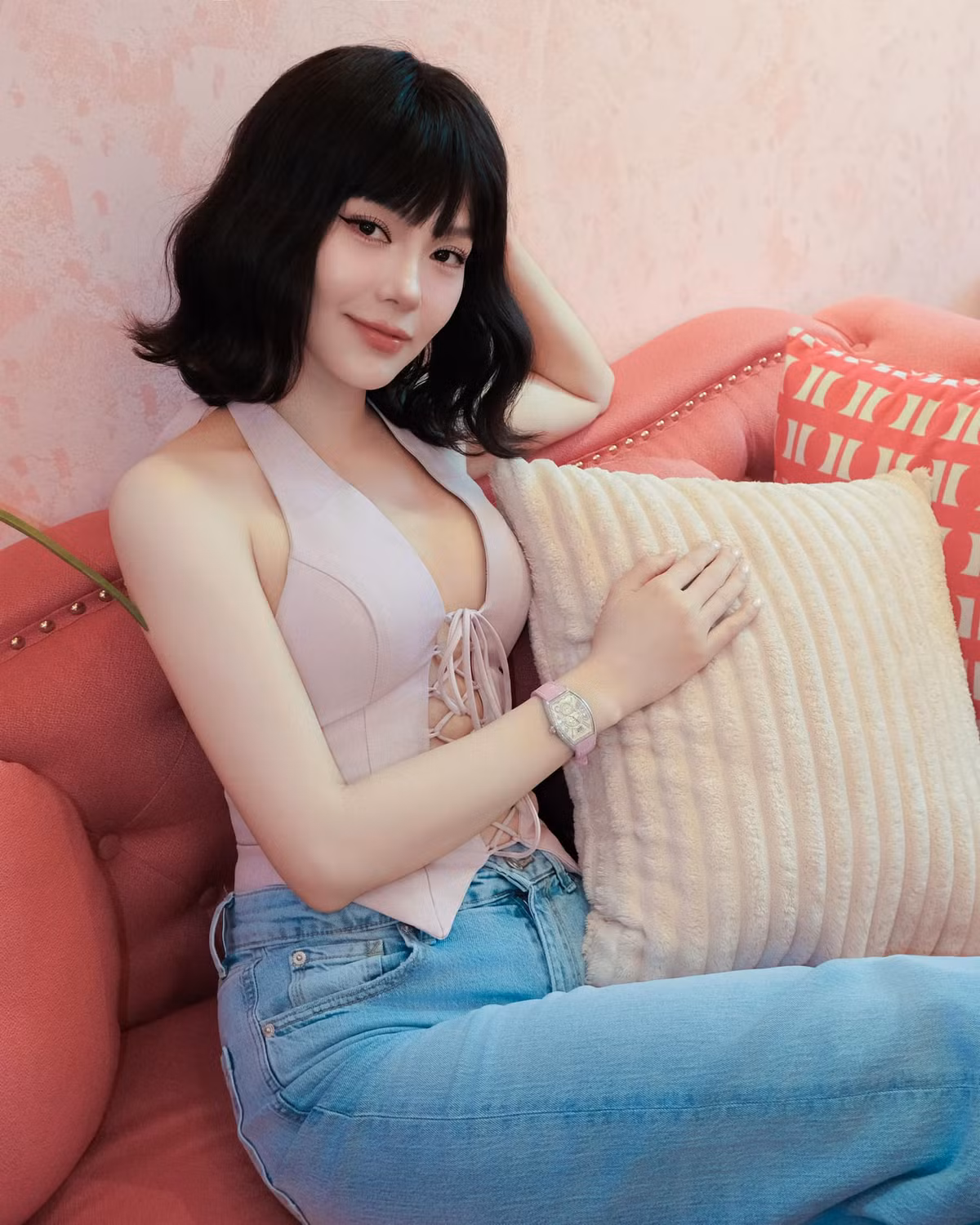 Ca sĩ Minh Hằng tôn vóc dáng qua chiếc áo cắt xẻ táo bạo. Ảnh: FB Minh Hằng