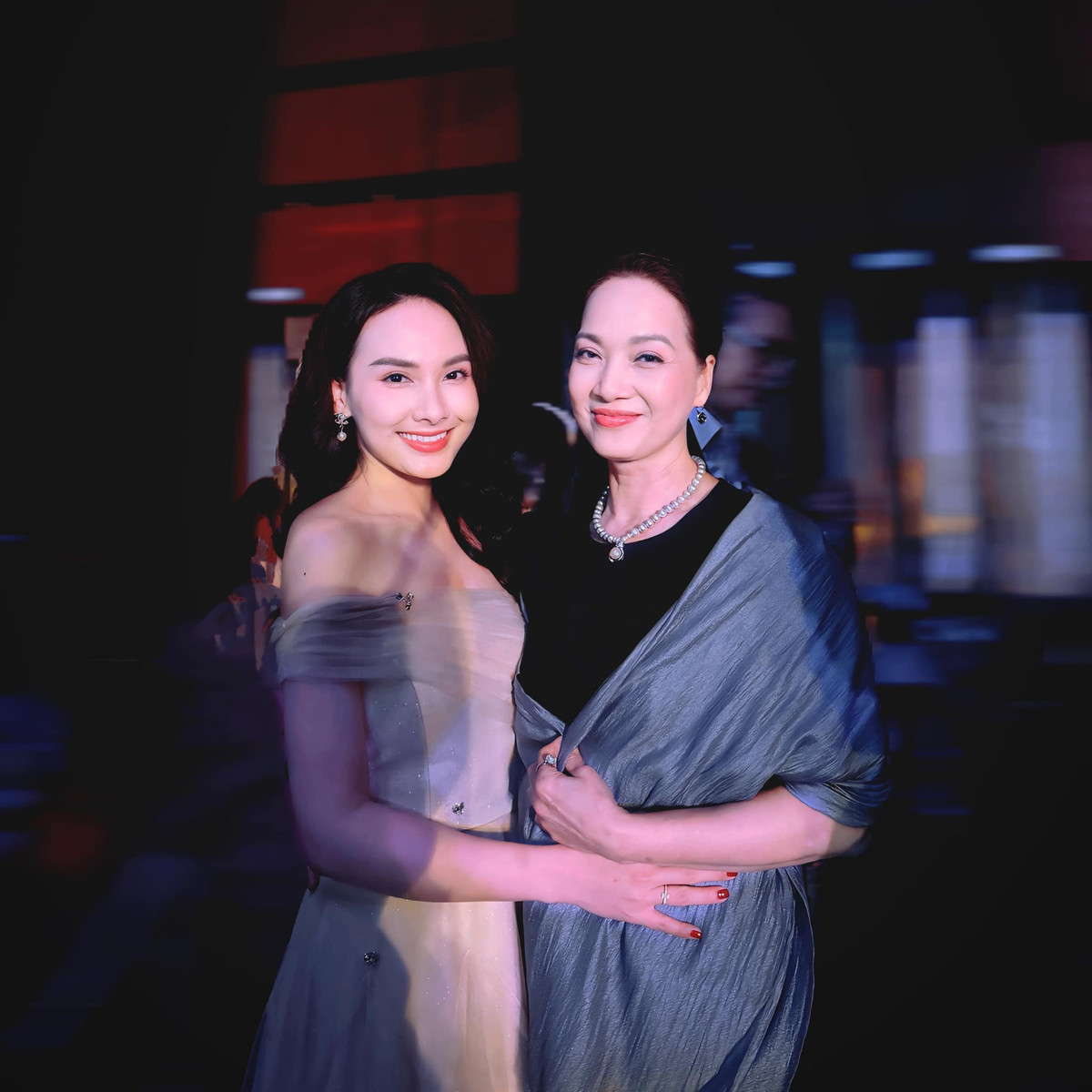 Diễn viên Bảo Thanh và NSND Lê Khanh tranh thủ chụp tấm ảnh khi cùng dự sự kiện. Ảnh: FB Bảo Thanh