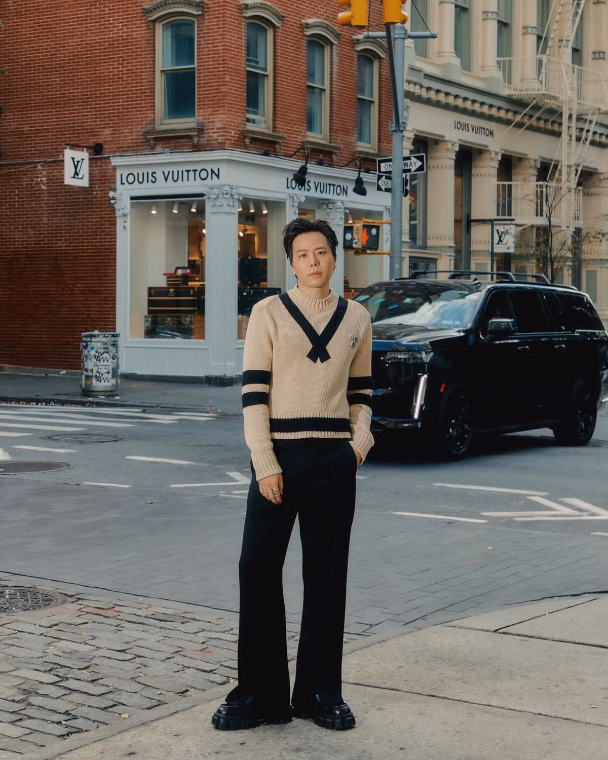 Ca sĩ Trịnh Thăng Bình chưng diện sành điệu ở New York, Mỹ. Ảnh: FB Trịnh Thăng Bình