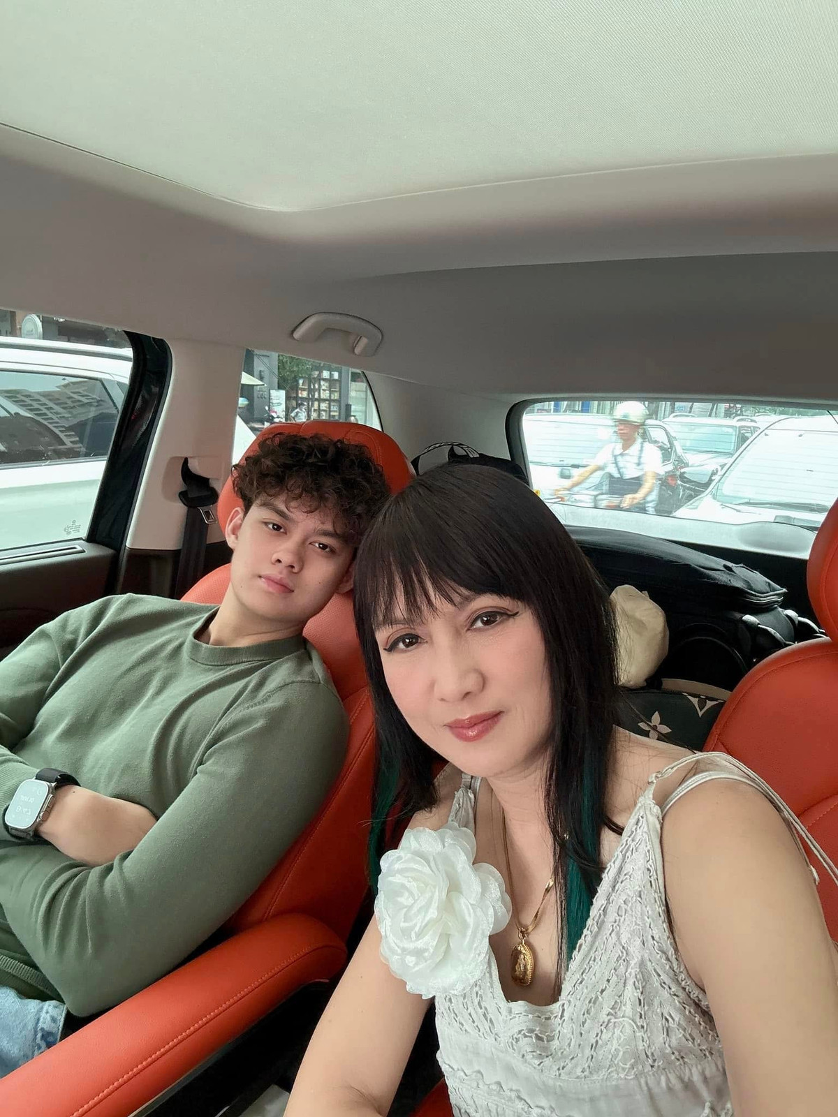 "Nữ hoàng ảnh lịch" Hiền Mai chia tay con trai trở lại Mỹ du học. Ảnh: FB Hiền Mai