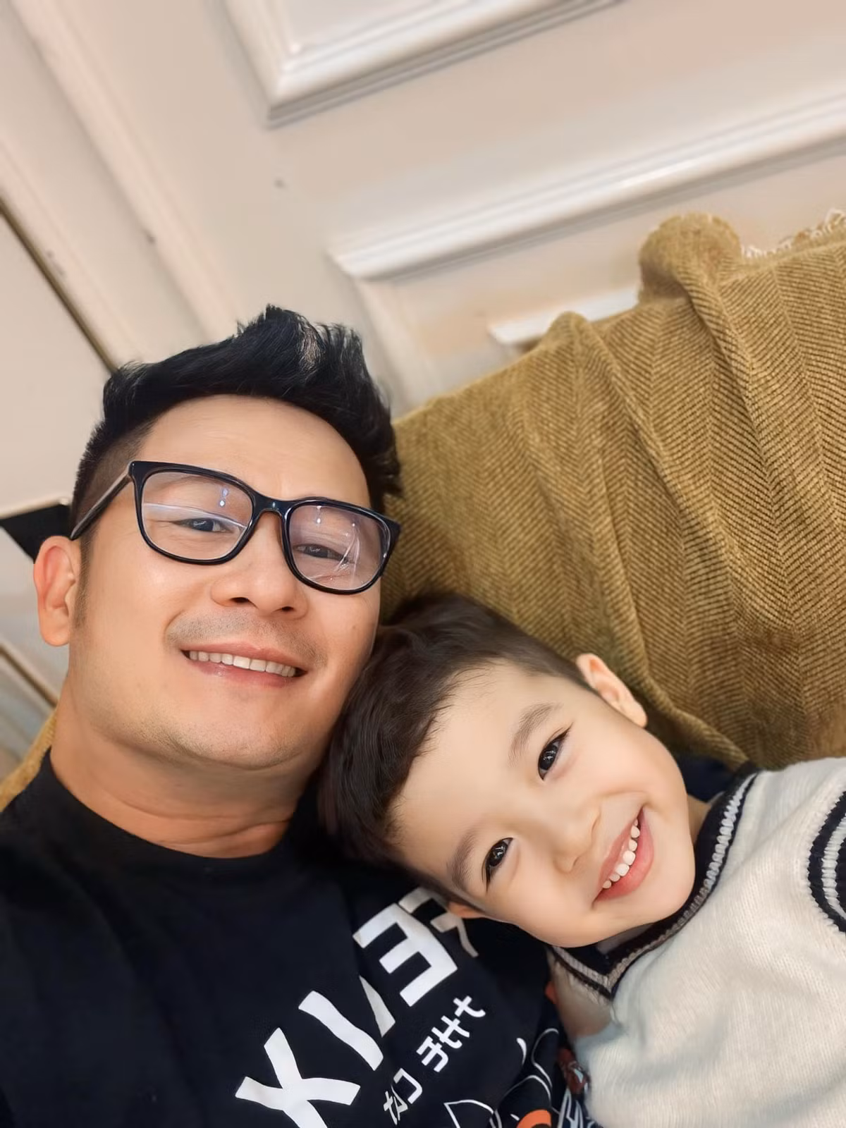 Ca sĩ Bằng Kiều dành thời gian ở bên con trai. Ảnh: FB Nguyen Bang Kieu