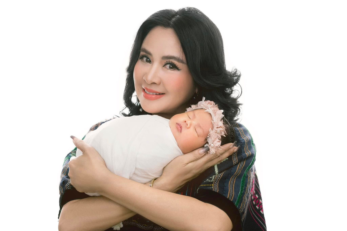 Thanh Lam nâng niu cháu ngoại. Ảnh: FB Doan Thanh Lam