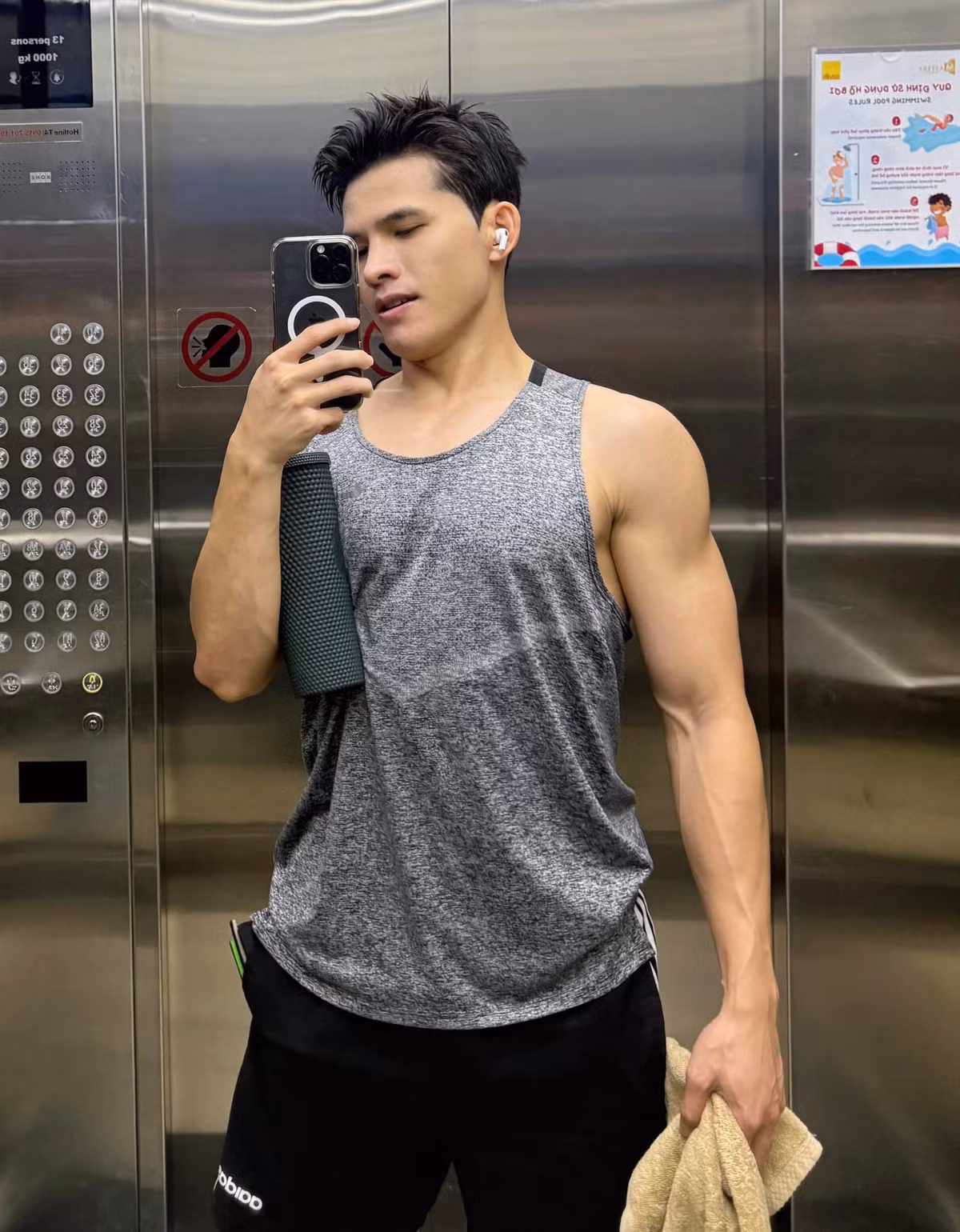 Ca sĩ Quốc Thiên khoe hình thể vạm vỡ. Ảnh: FB Tran Quoc Thien