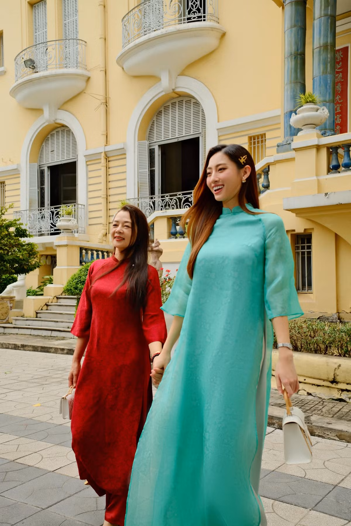 Cùng mẹ đi chụp bộ ảnh Tết, Hoa hậu Lương Thuỳ Linh nhắn nhủ: "Dạ con sẵn sàng về quê nấu mâm Tết ngày 3 bữa, bữa 5 món rồi mẹ ạ". Ảnh: FB Lương Thùy Linh