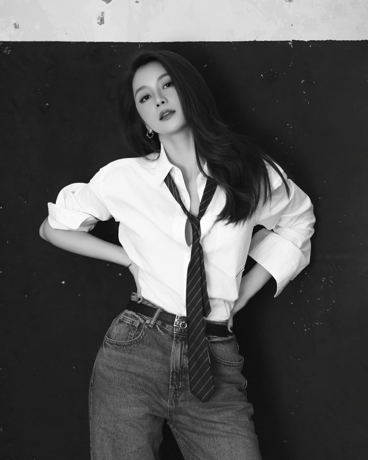 Ca sĩ Thiều Bảo Trang chụp ảnh cá tính, trẻ trung. Ảnh: FB Thiều Bảo Trang
