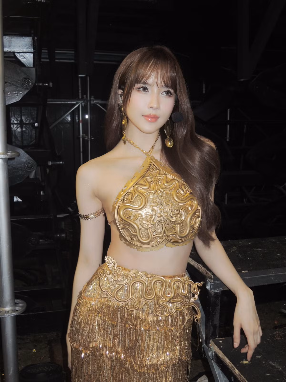 Sở hữu gương mặt tươi trẻ và dáng người nhỏ nhắn, dù trên sân khấu hay ngoài đời Thiều Bảo Trâm đều theo đuổi phong cách gợi cảm. Ảnh: FB Thiều Bảo Trâm