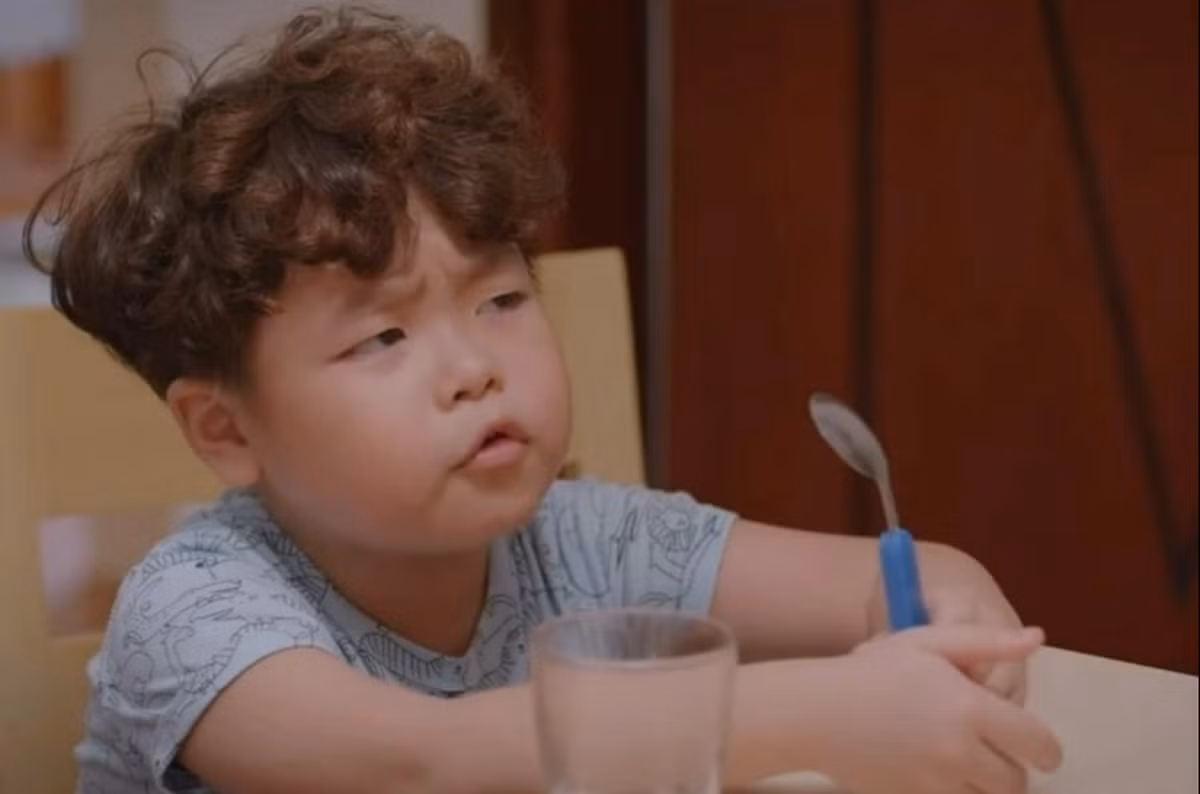 Diễn viên nhí Tuấn Phong từng tạo nên cơn sốt khi đảm nhiệm vai bé So trong "Thương ngày nắng về". Diễn xuất ăn ý và tính cách hài hước, biểu cảm đáng yêu của Tuấn Phong làm người xem bật cười thích thú. Ảnh chụp màn hình