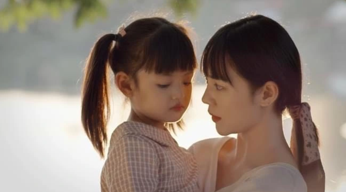 Sở hữu vẻ ngoài xinh xắn, dễ thương cùng lối diễn xuất tự nhiên, bé An Nhiên - đóng vai con gái Quỳnh Kool trong phim "Đừng làm mẹ cáu" gây chú ý. Ảnh chụp màn hình