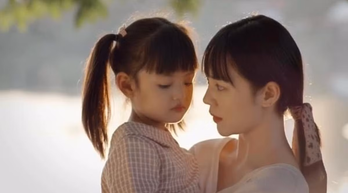 Sở hữu vẻ ngoài xinh xắn, dễ thương cùng lối diễn xuất tự nhiên, bé An Nhiên - đóng vai con gái Quỳnh Kool trong phim "Đừng làm mẹ cáu" gây chú ý. Ảnh chụp màn hình