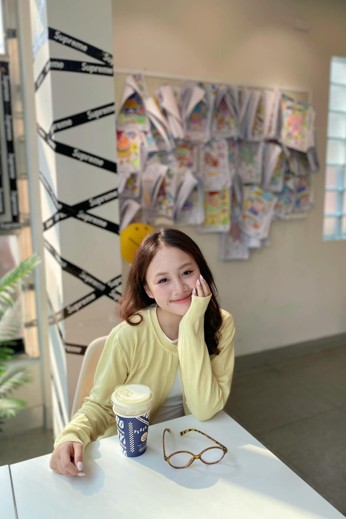 Hồng Nhung sinh năm 2009. Cô bé sớm tham gia phim truyền hình từ khi còn nhỏ với những vai diễn như: Nguyên An lúc nhỏ trong "Cả một đời ân oán", vai bé Bống - con gái Cúc trong phim "Những cô gái trong thành phố", vai Huệ lúc nhỏ trong "Về nhà đi con", vai Vân Khánh hồi nhỏ phim "Thương ngày nắng về"... Ảnh: FB Hồng Nhung