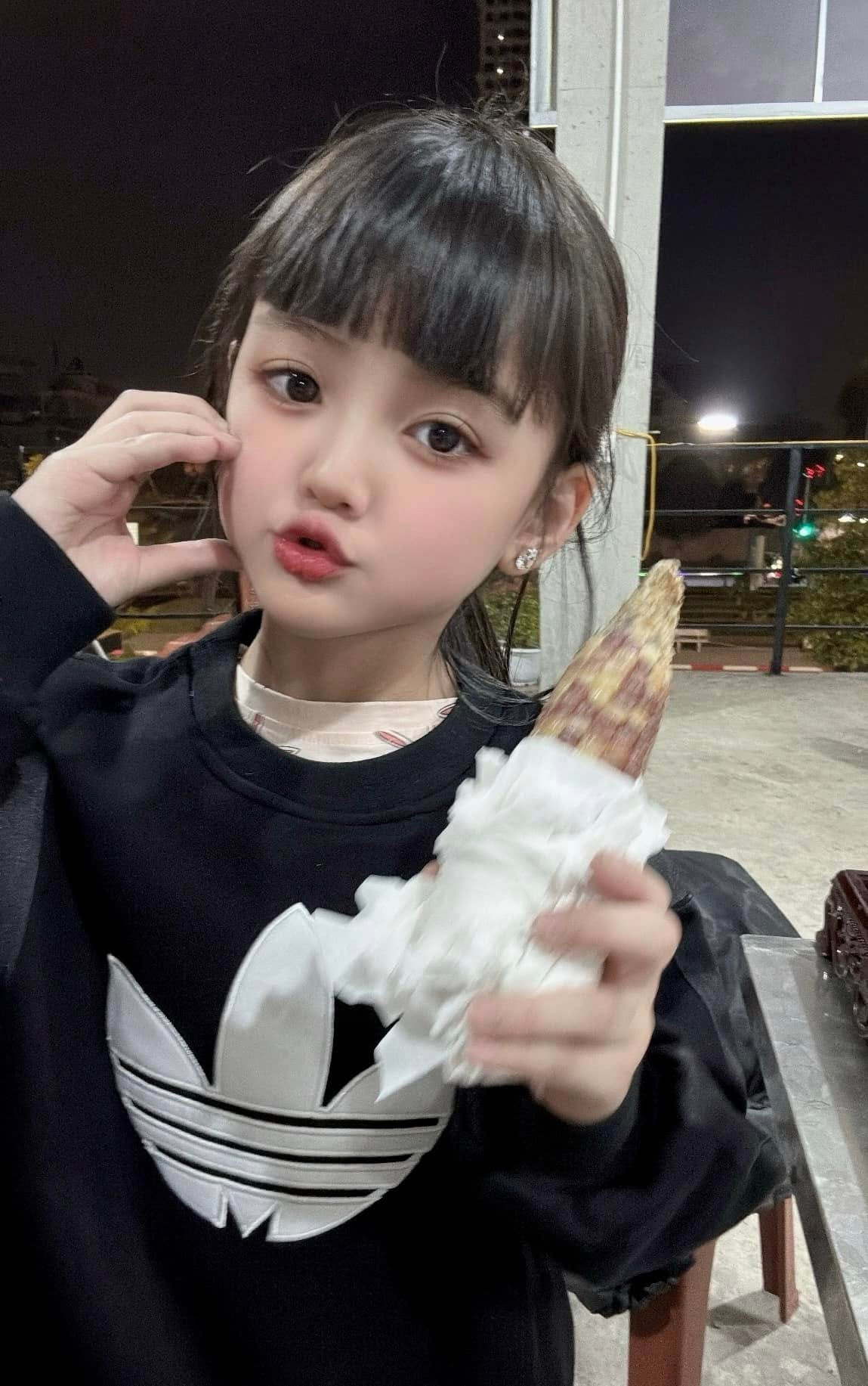 Ngay từ khi còn nhỏ, cô bé đã được mẹ cho làm quen với nghệ thuật, thử sức với vai trò người mẫu nhí từ sớm, từng góp mặt trong rất nhiều show diễn thời trang lớn nhỏ. Ảnh: FB Nguyễn Ly Ly