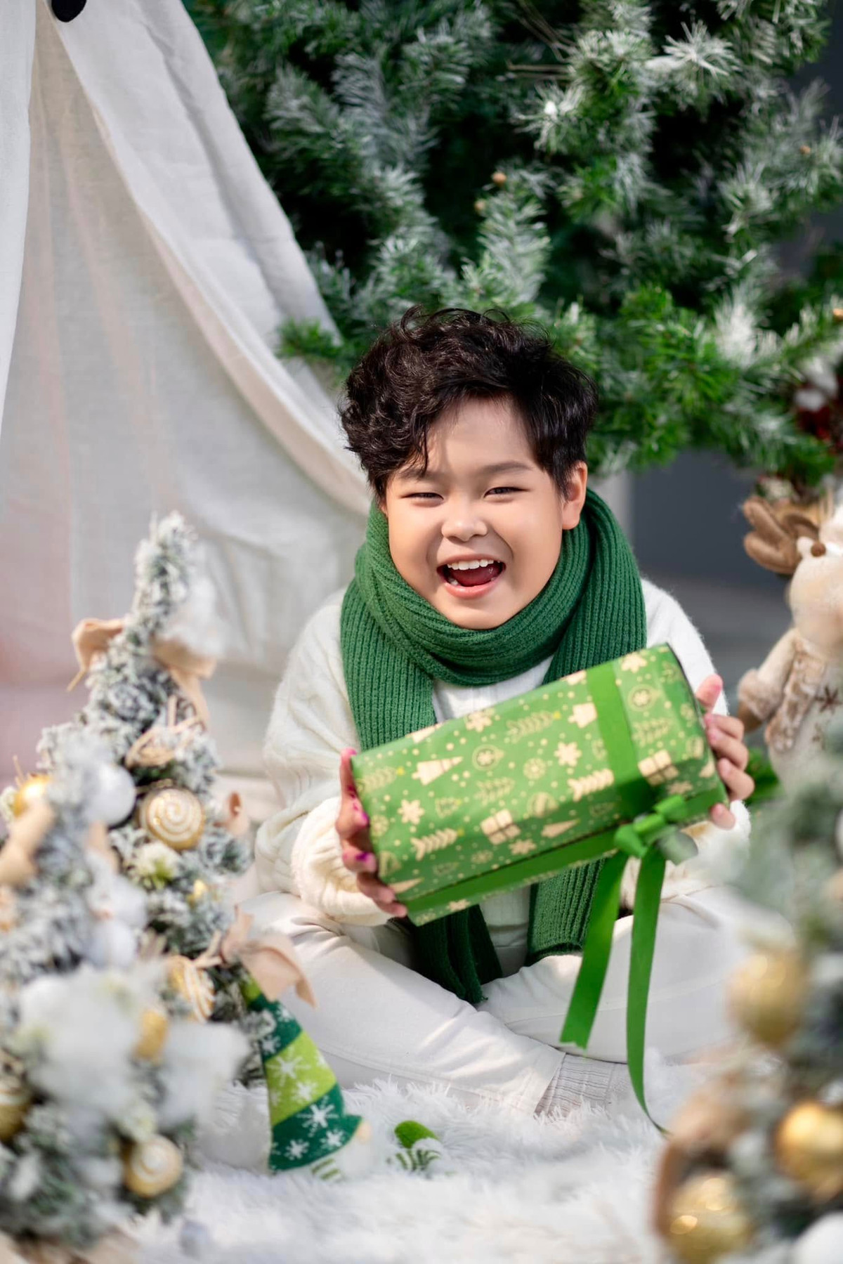 Tuấn Phong năm nay 8 tuổi. "Thương ngày nắng về" là lần đầu cậu bé tham gia một dự án phim truyền hình lớn. Trước đó cậu bé đóng một số phim ngắn, quay quảng cáo... Ảnh: FB Phạm Tuấn Phong