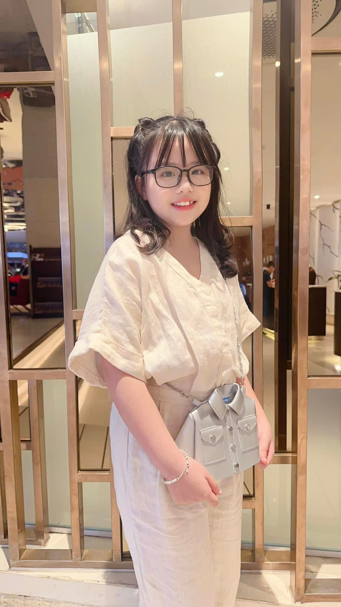 Khán giả biết đến bé Phụng Nghi qua nhiều vai diễn như: Bé Mun trong "Hoa hồng trên ngực trái", vai Diệp lúc bé trong "Hương vị tình thân",... Ảnh: FB Bông Phụng Nghi