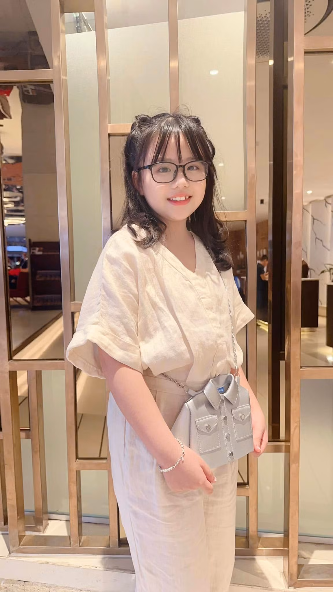 Khán giả biết đến bé Phụng Nghi qua nhiều vai diễn như: Bé Mun trong "Hoa hồng trên ngực trái", vai Diệp lúc bé trong "Hương vị tình thân",... Ảnh: FB Bông Phụng Nghi