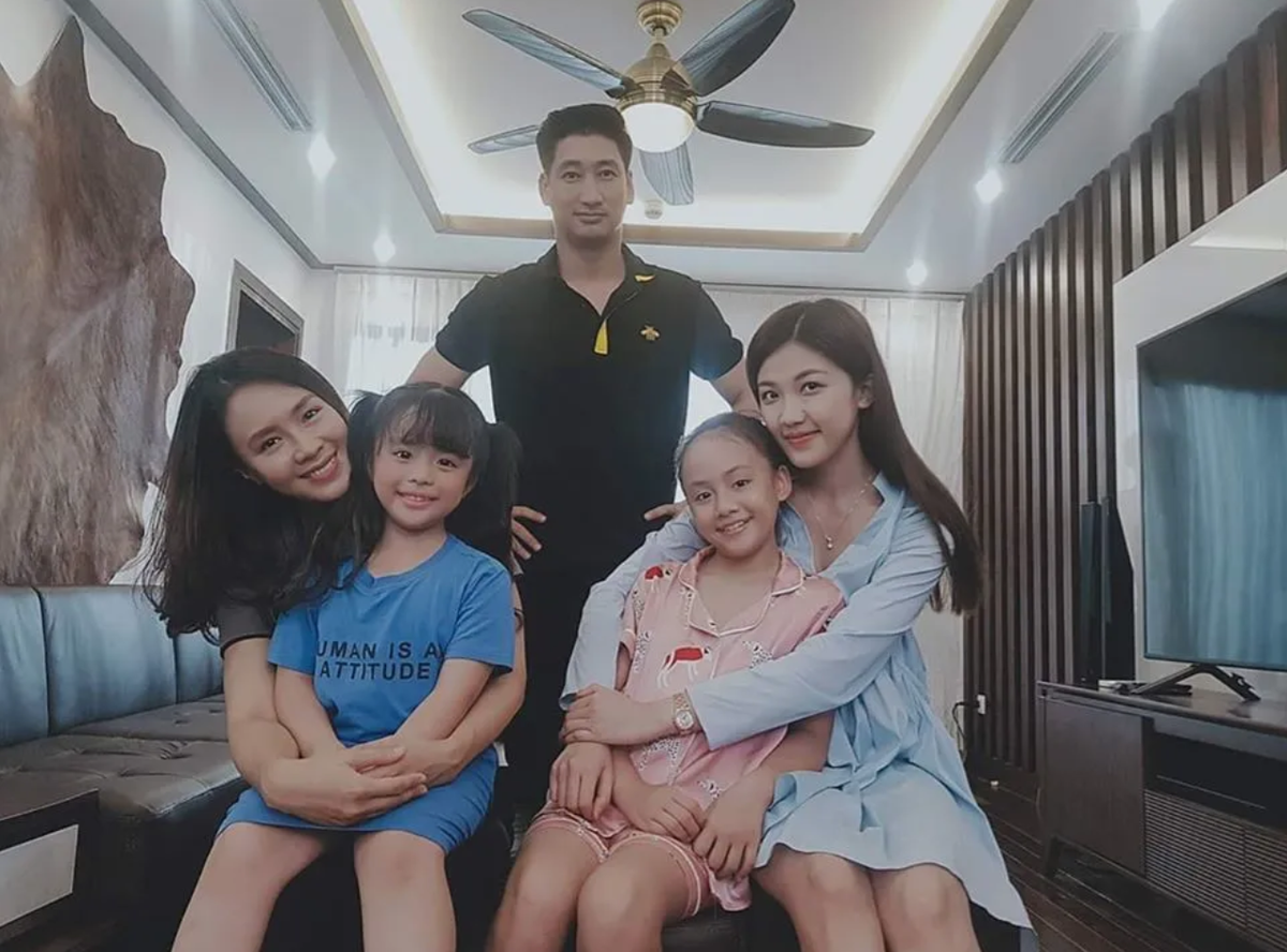 Trong dàn diễn viên nhí Việt còn có Hồng Nhung. Cô nhóc cùng Phụng Nghi từng rất được khán giả yêu quý khi đảm nhận vai con gái của Khuê (diễn viên Hồng Diễm) trong phim "Hoa hồng trên ngực trái". Ảnh: VTV