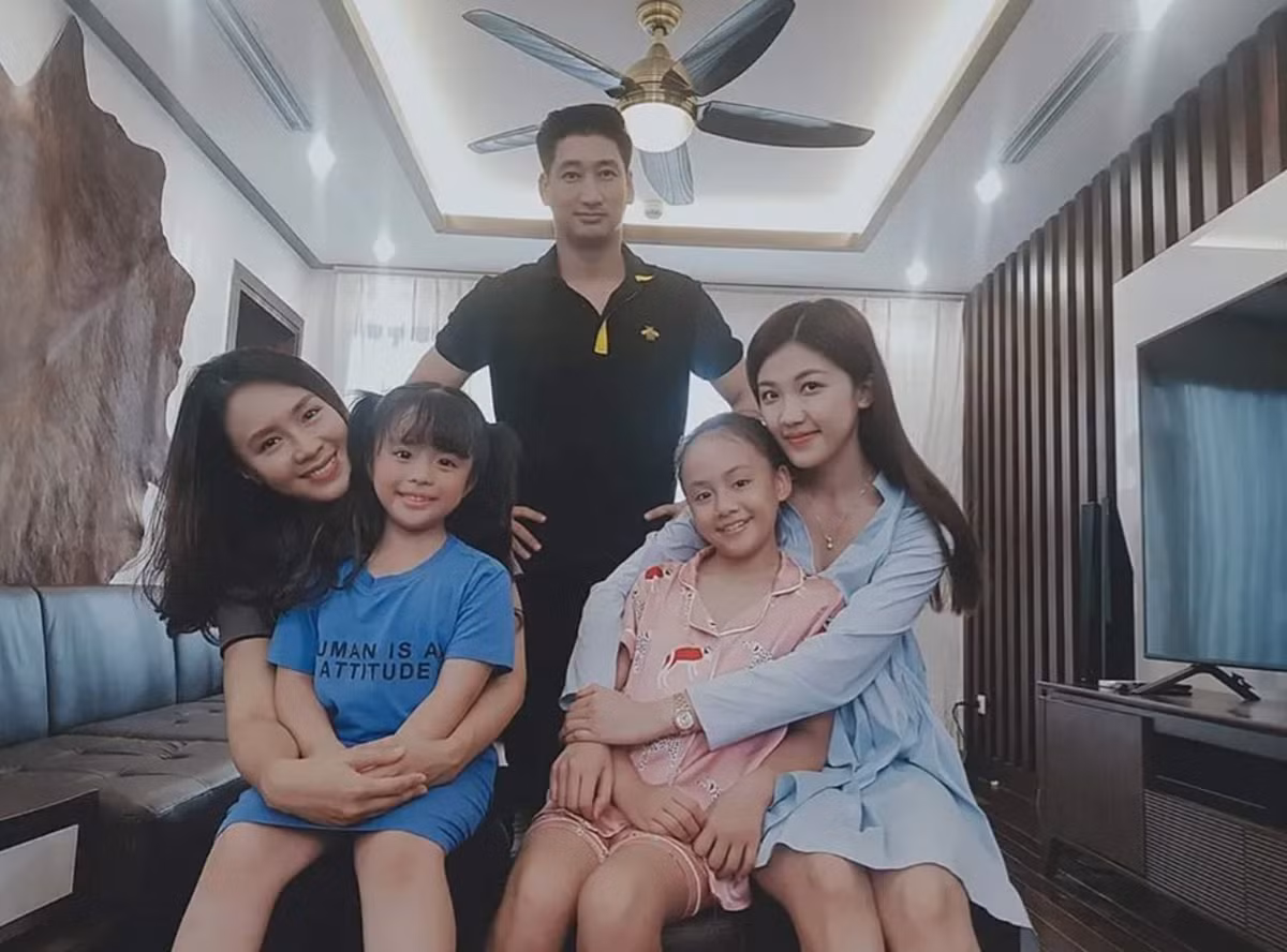 Trong dàn diễn viên nhí Việt còn có Hồng Nhung. Cô nhóc cùng Phụng Nghi từng rất được khán giả yêu quý khi đảm nhận vai con gái của Khuê (diễn viên Hồng Diễm) trong phim "Hoa hồng trên ngực trái". Ảnh: VTV