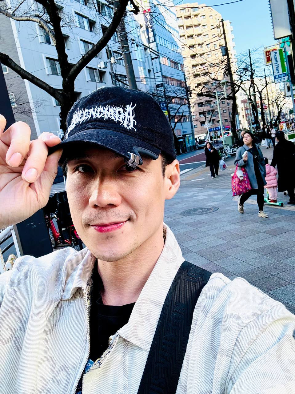  Ca sĩ Khánh Phương sinh năm 1981 nổi tiếng vào cuối thập niên 2000 với các ca khúc: Chiếc khăn gió ấm, Tựa vào vai anh, Ngàn lần khắc tên em, Đành thôi quên lãng… Ảnh: FB Khánh Phương Singer