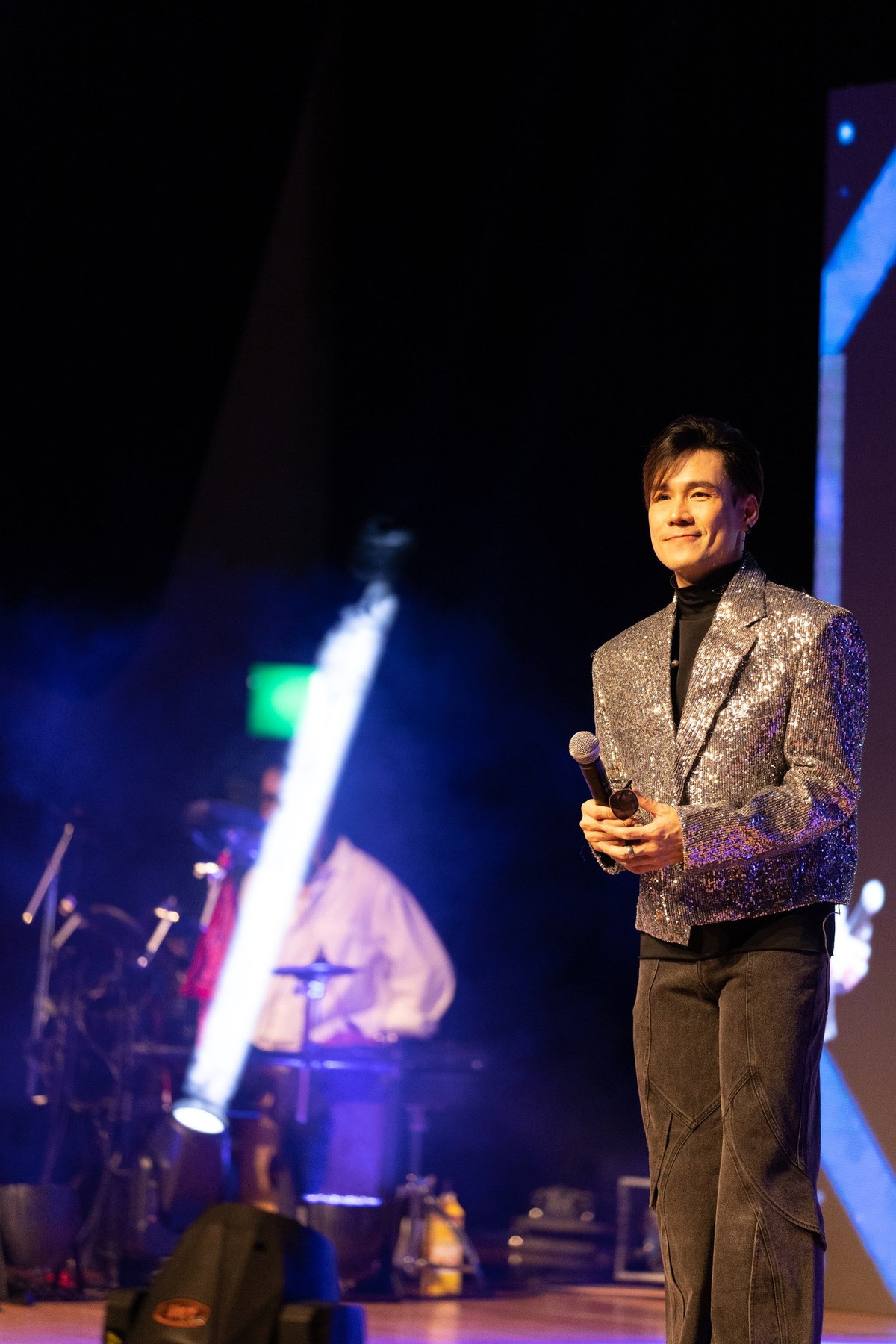 Được biết, giọng ca Chiếc khăn gió ấm sống trong căn nhà rộng 400 m2, 1 trệt 6 tầng lầu ngay con đường trung tâm TP HCM. Ảnh: FB Khánh Phương Singer