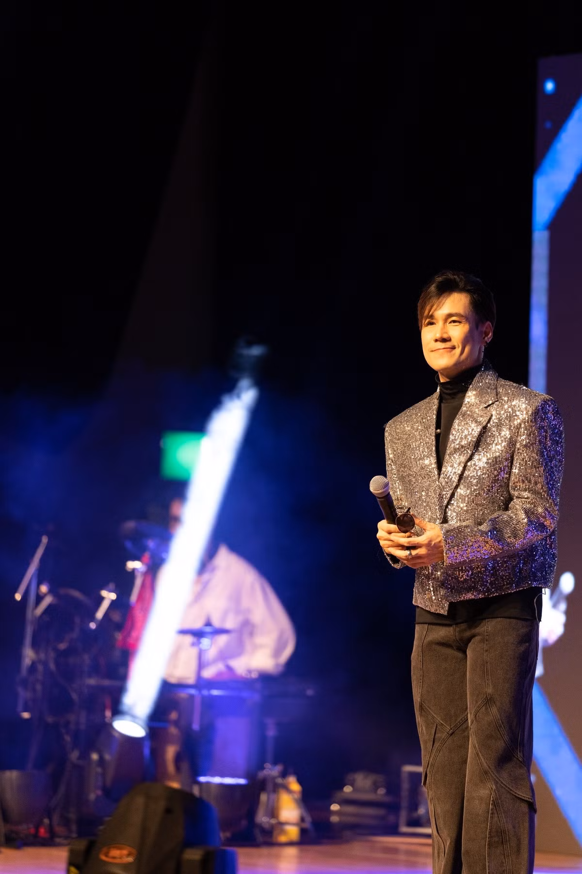 Được biết, giọng ca Chiếc khăn gió ấm sống trong căn nhà rộng 400 m2, 1 trệt 6 tầng lầu ngay con đường trung tâm TP HCM. Ảnh: FB Khánh Phương Singer