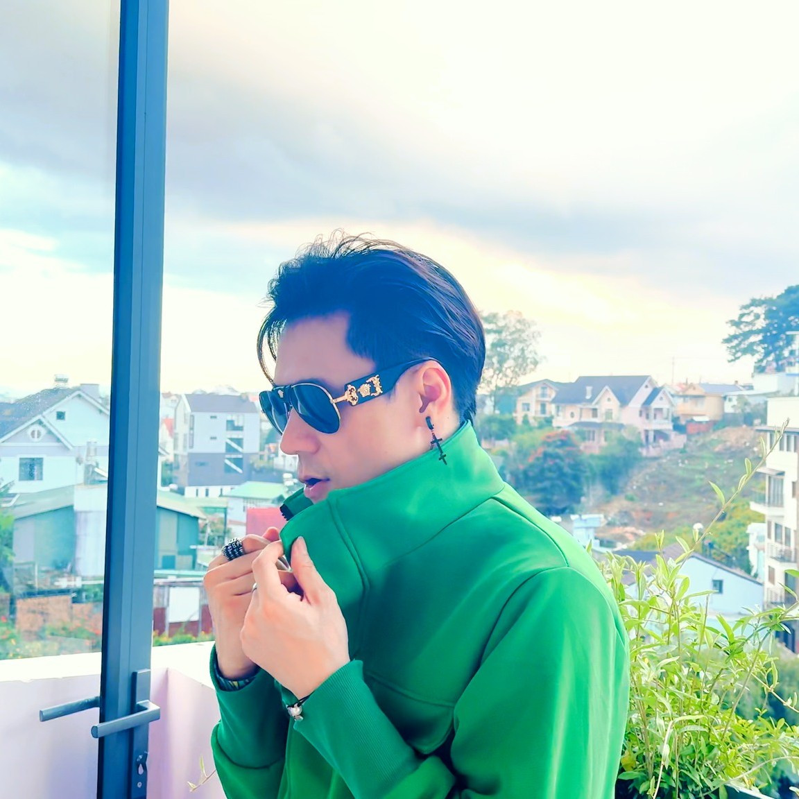 Về cuộc sống hiện tại, ca sĩ Chiếc khăn gió ấm cho biết mọi thứ đang dần đi vào ổn định. Ảnh: FB Khánh Phương Singer