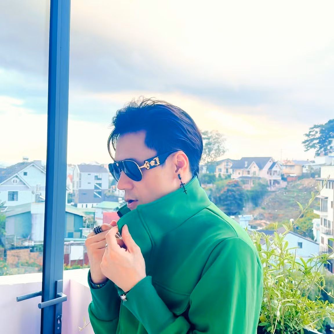 Về cuộc sống hiện tại, ca sĩ Chiếc khăn gió ấm cho biết mọi thứ đang dần đi vào ổn định. Ảnh: FB Khánh Phương Singer