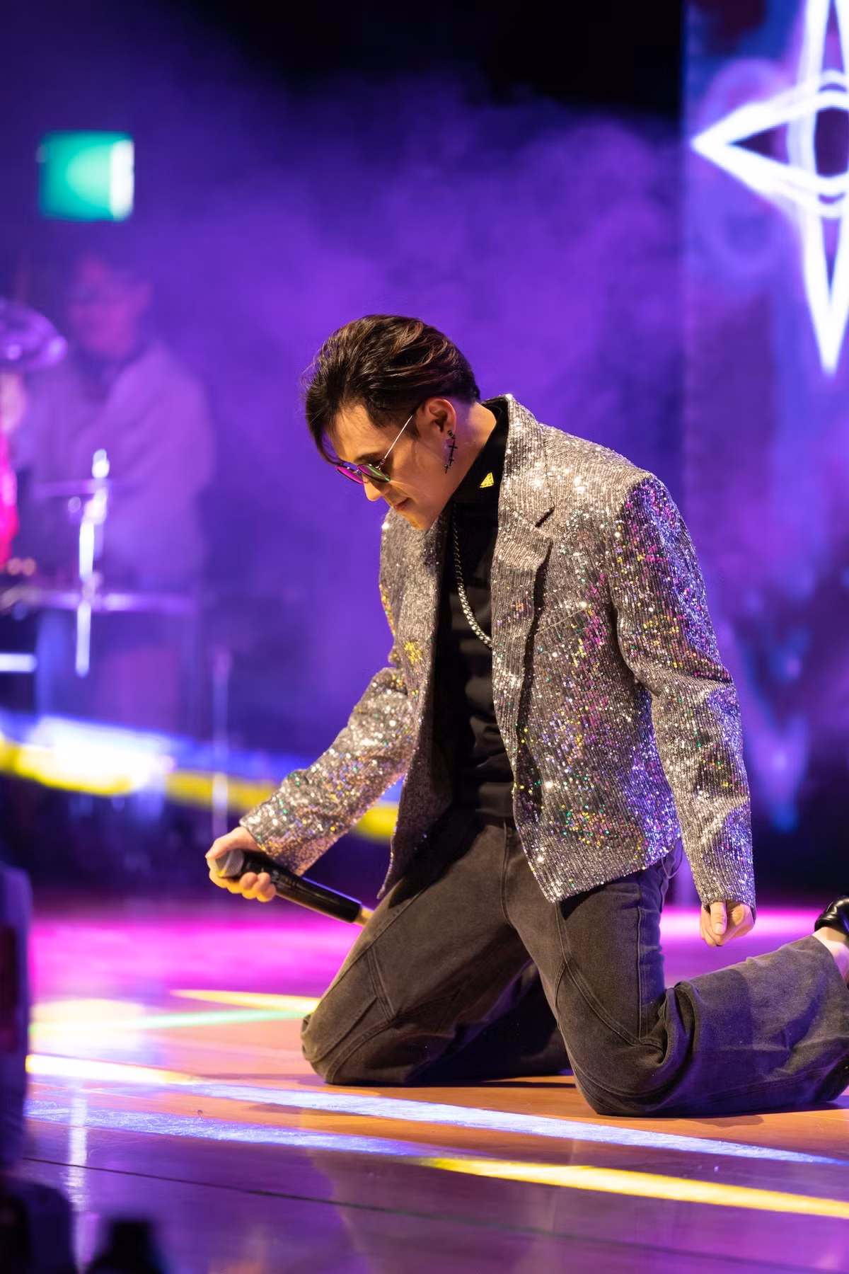 Nam ca sĩ được biết đến là một trong những "đại gia ngầm" của showbiz Việt khi sở hữu khối tài sản khủng. Ảnh: FB Khánh Phương Singer